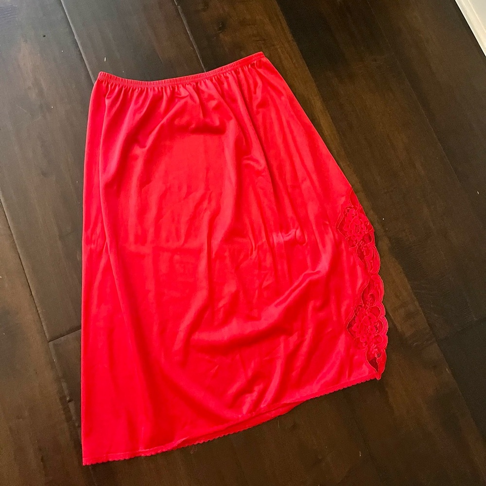 🚨SOLD🚨Small Red Midi Skirt - Picture 3 of 4